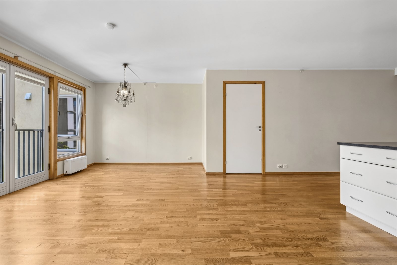 Stuen har god plass både spisebord og sofagruppe Galleribilde