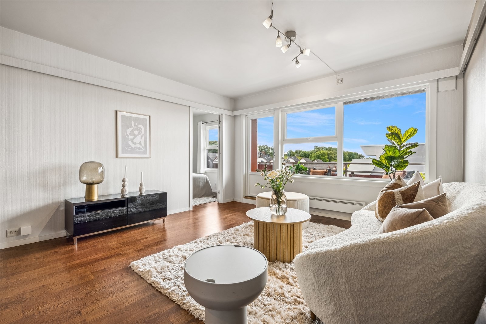 Vegger er malt i lyse og tidsriktige fargevalg og det er parkett på gulv. Galleribilde