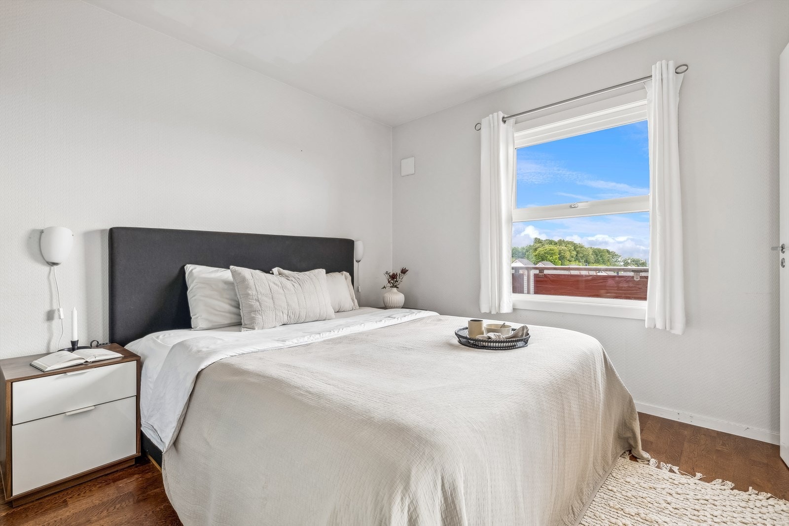 Leiligheten har ett soverom av god størrelse og gode lysforhold. Galleribilde