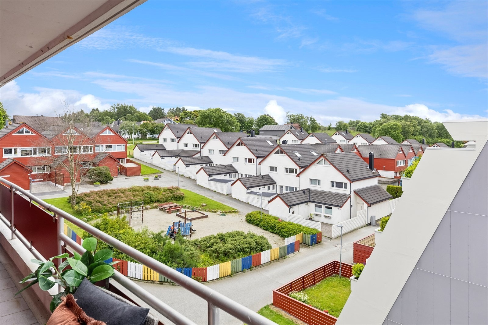 Balkongen ligger sørvest vendt med meget gode solforhold. Galleribilde