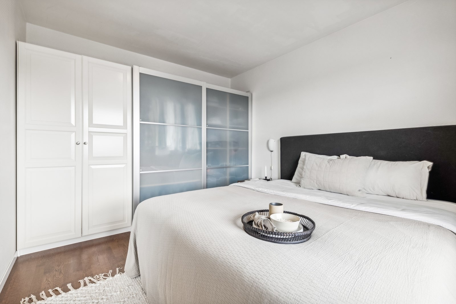 Soverommet har plass til en seng med nattbord og annet nødvendig møblement. Galleribilde