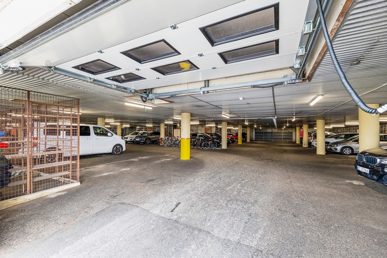 Det følger utvendig parkering på borettslagets tomt. Borettslaget har noen garasjer som leies ut. Det er egne leiekontrakter for garasjene, og plassene skal tilbakeleveres borettslaget etter endt leietid eller ved salg av leilighet. Galleribilde