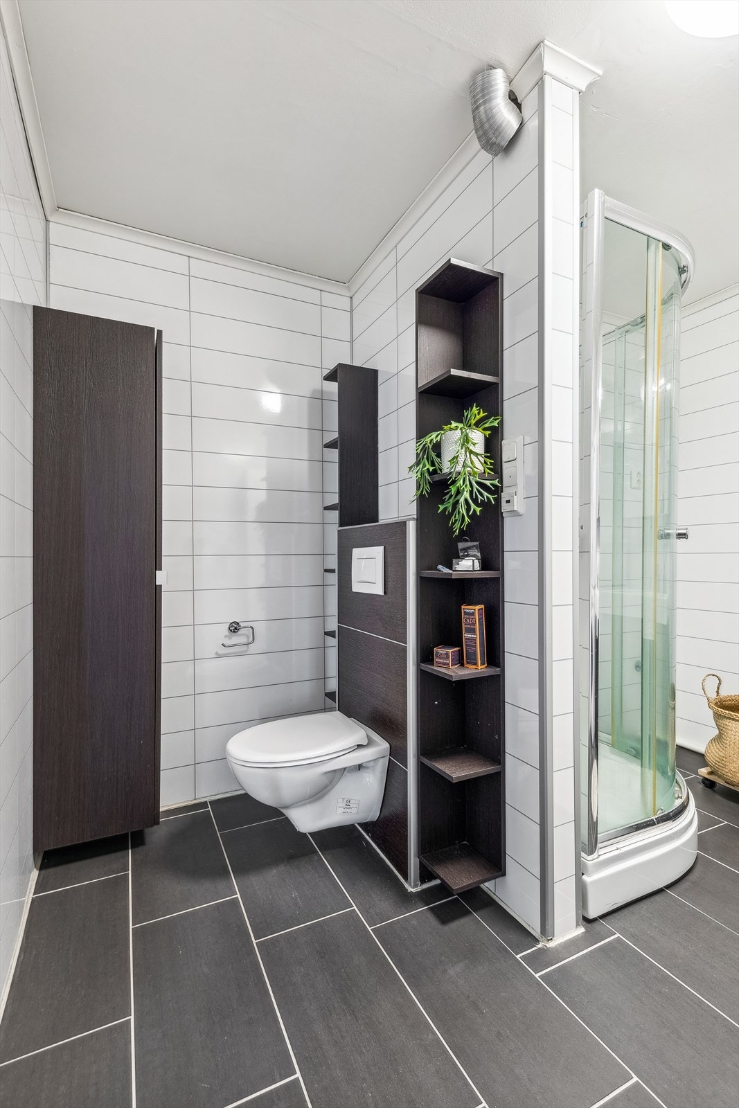 Badet ble modernisert i 2012 hvor det ble lagt nye fliser på gulv. Badet er innredet med vask i seksjon, speil med belysning, dusjkabinett, høyskap og vegghengt toalett. Opplegg for vaskemaskin og tørketrommel på badet. . Galleribilde