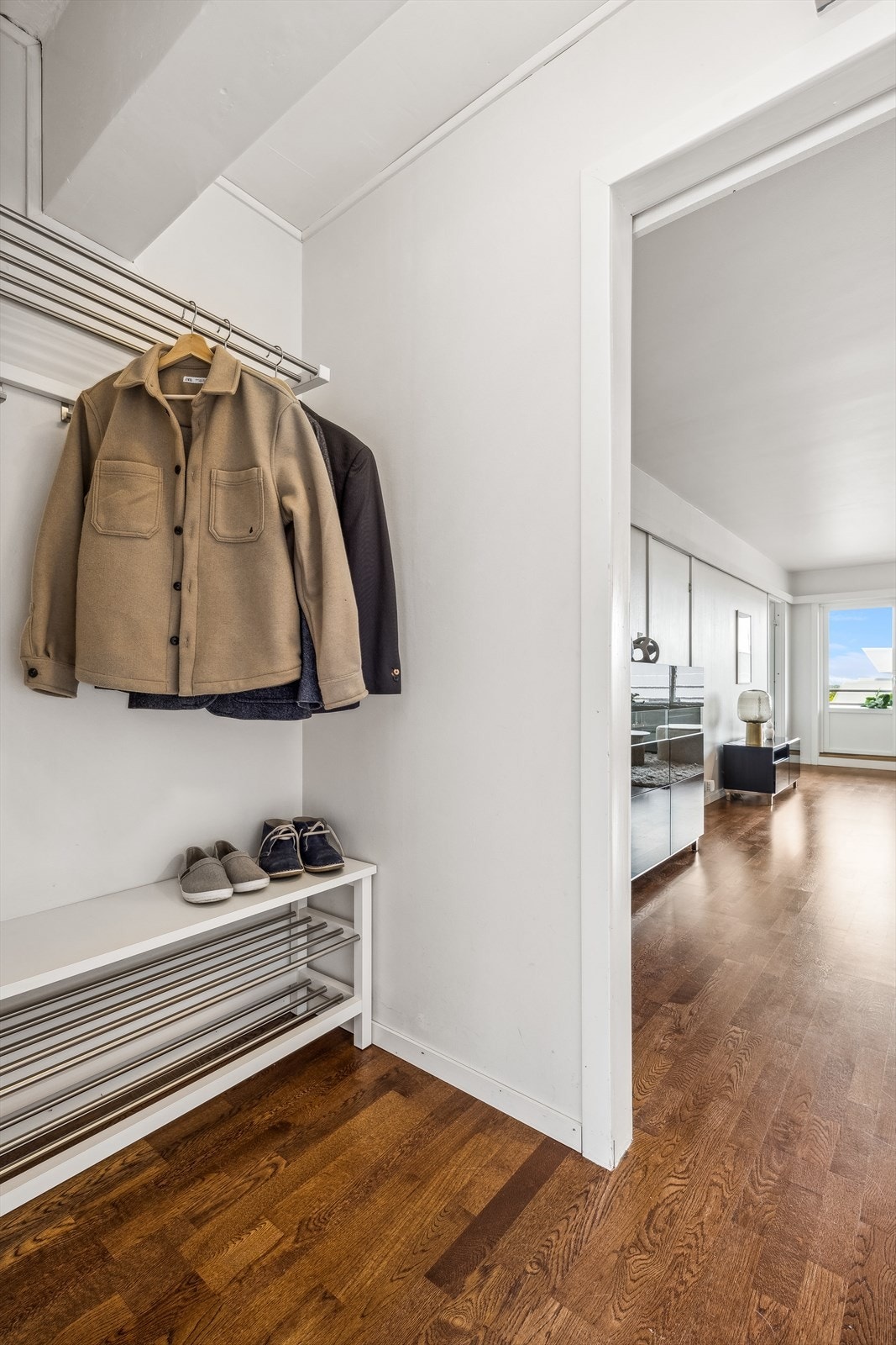 Entrè med plass til å henge fra seg yttertøy. Galleribilde