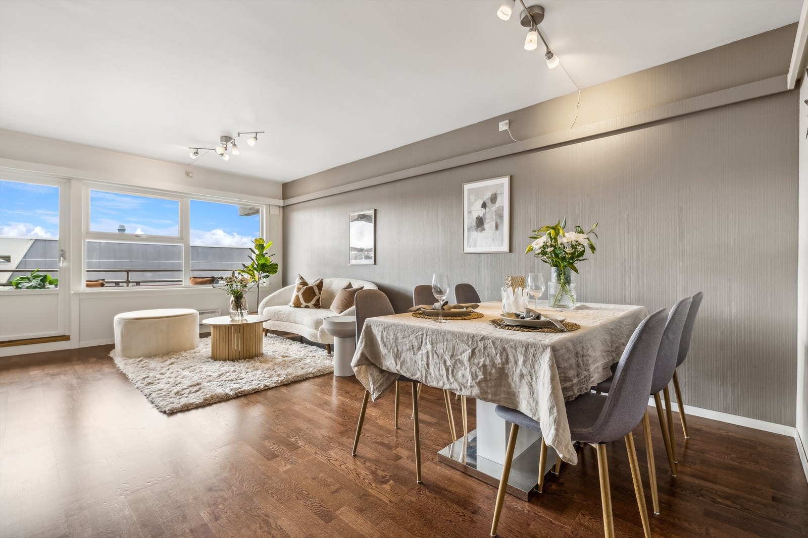 De store vindusflatene slipper inn rikelig med naturlig lys, som gir en god atmosfære i leiligheten. Galleribilde