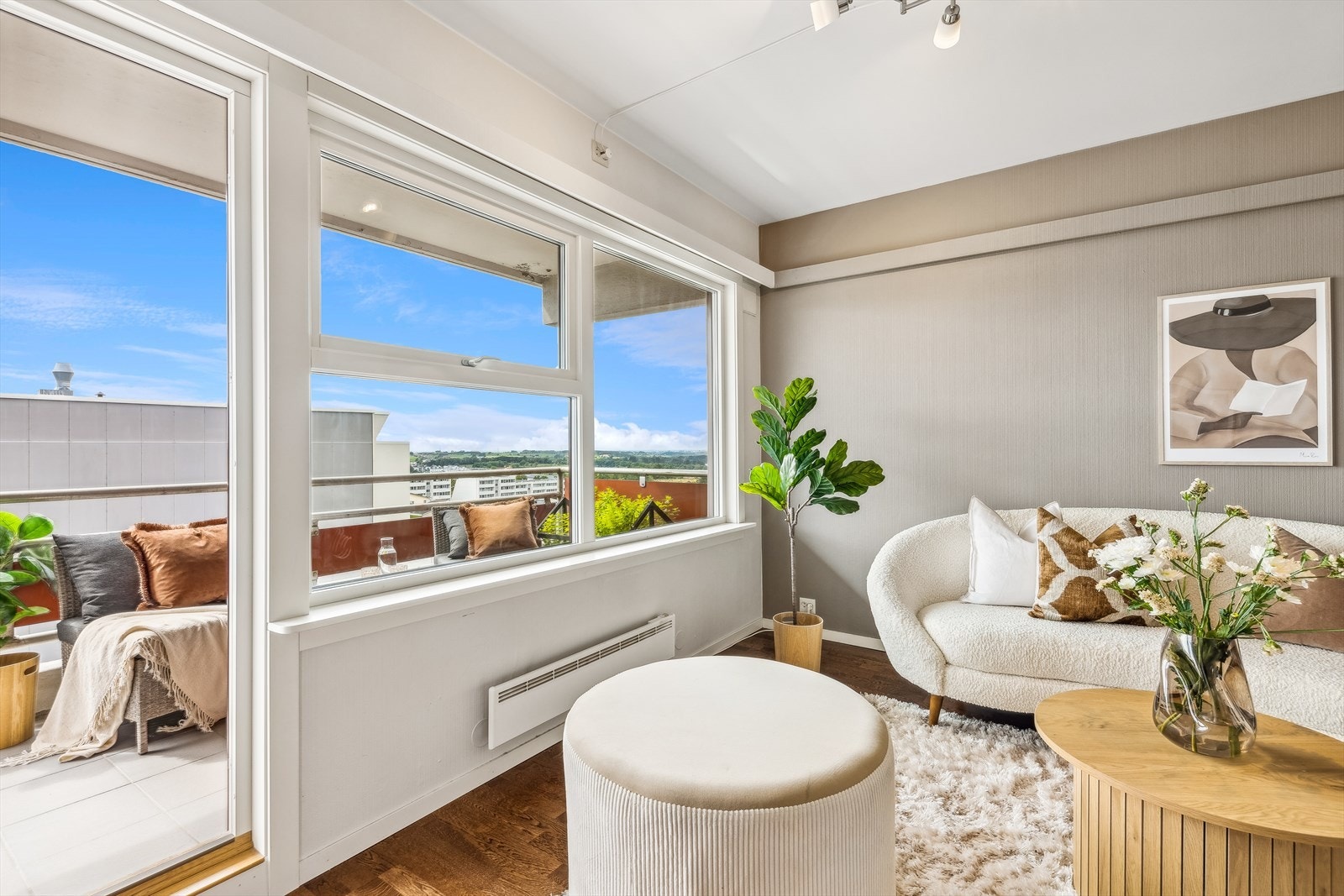 Romslig stue med gode møbleringsmuligheter, her er det god plass til sofagruppe og spisebord. Galleribilde