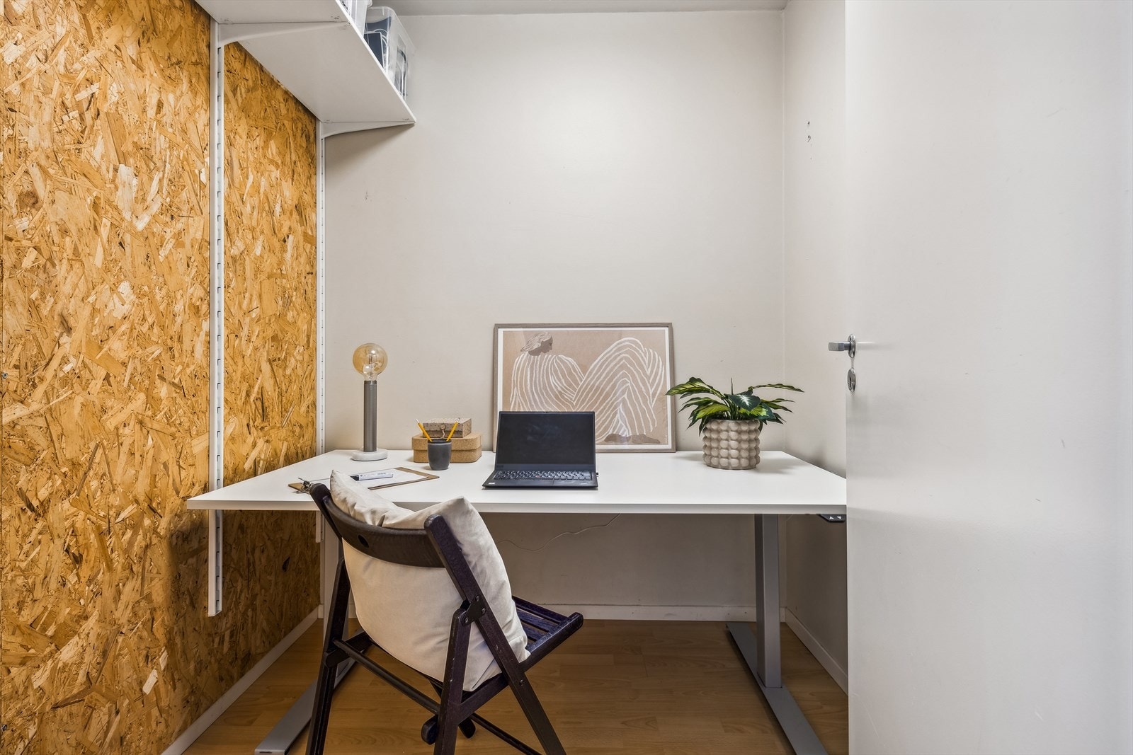 Tilleggsdel innredet som kontor. Galleribilde