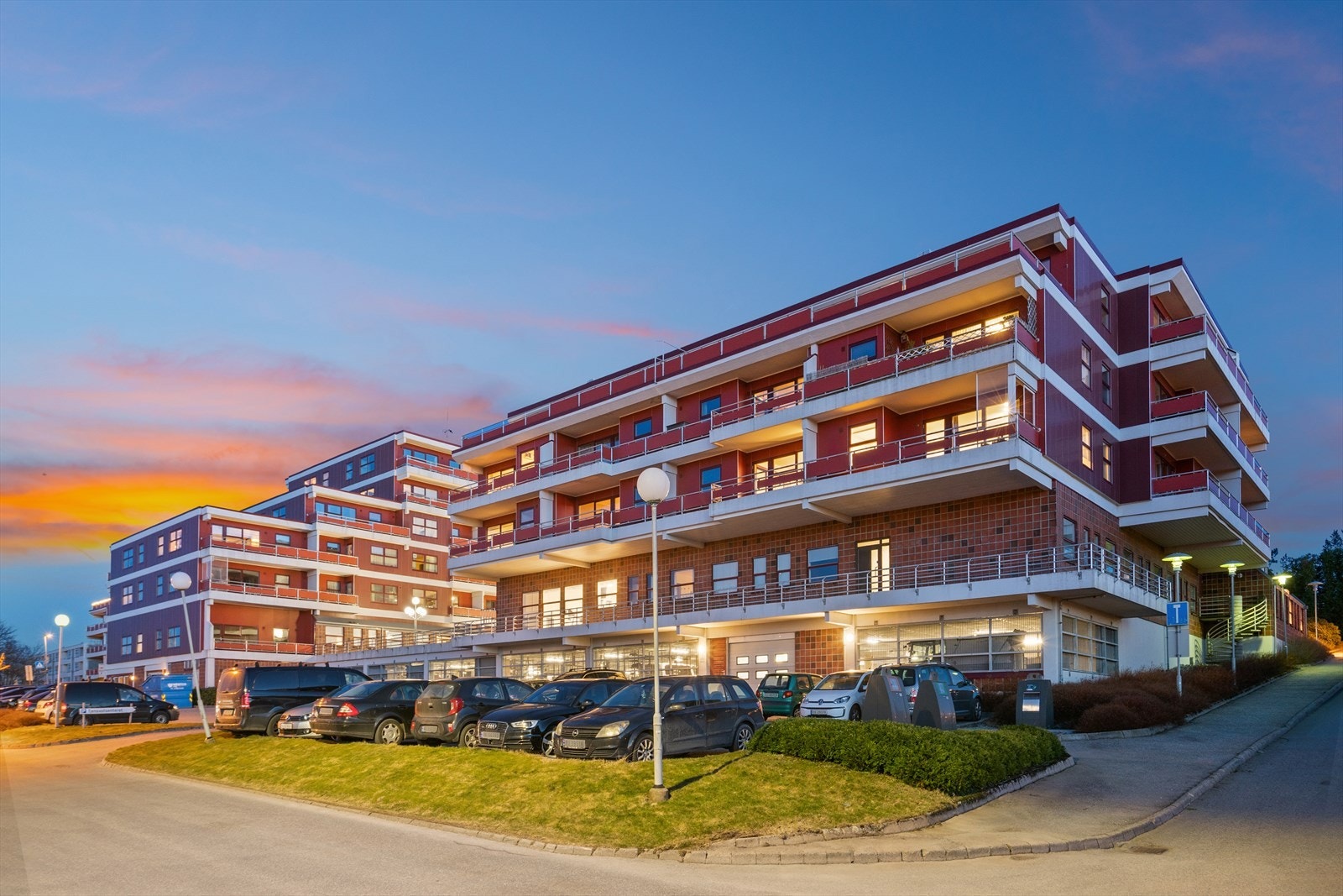 Tjensvolltorget er en plass hvor det er lett å trives med de aller fleste servicetilbud i umiddelbar nærhet. Galleribilde