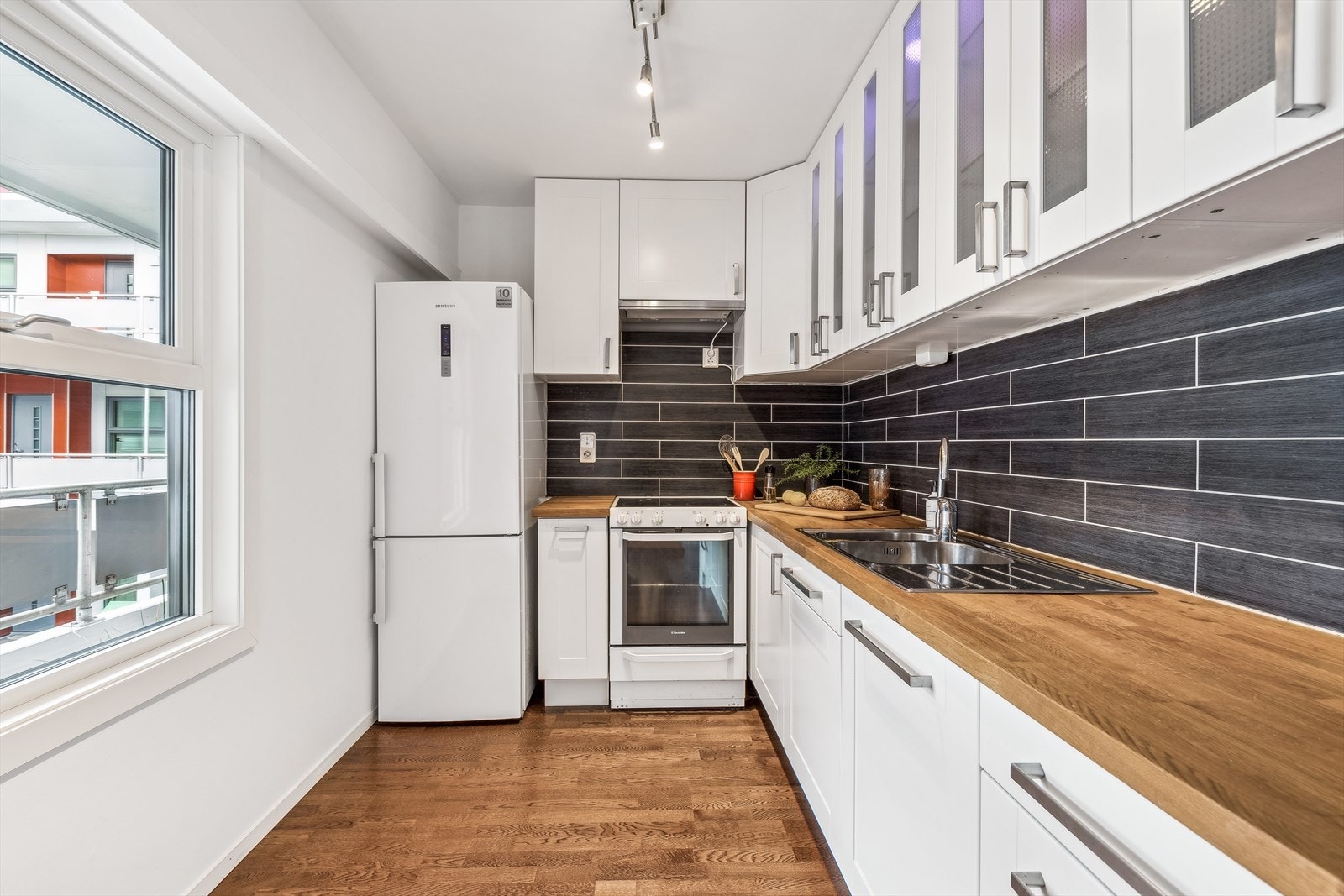 Kjøkkenet ligger delvis adskilt fra stuen. Galleribilde