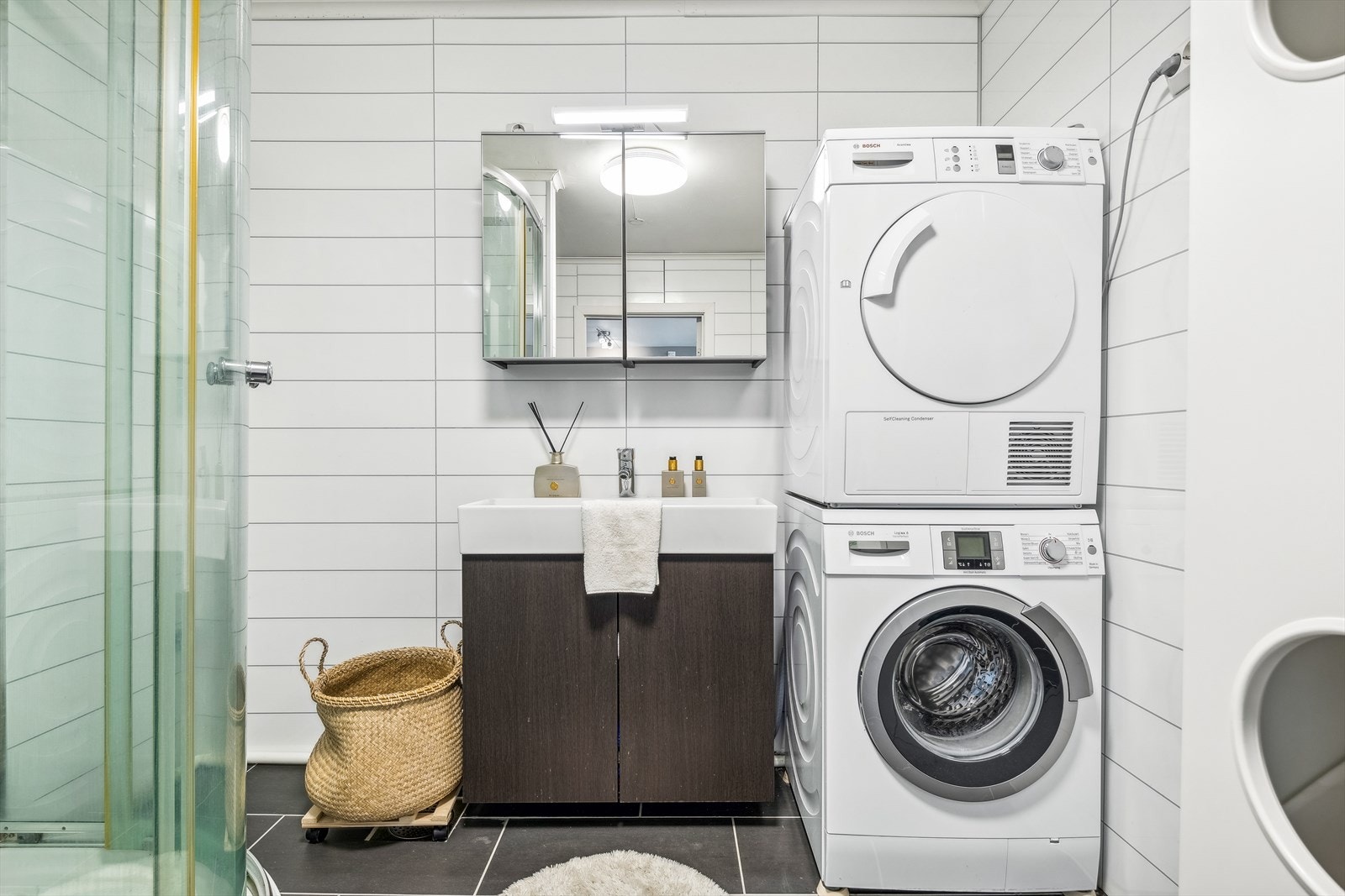 Bad med fliser på gulv og våtromsplater på vegger. Det er behagelige varmekabler i gulv. Galleribilde