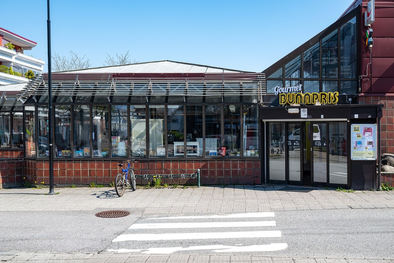 Nærmeste dagligvare er Bunnpris Tjensvoll. For et større utvalg er spaserturen bort til AMFI Madla ca. 14 minutter fra boligen. Galleribilde