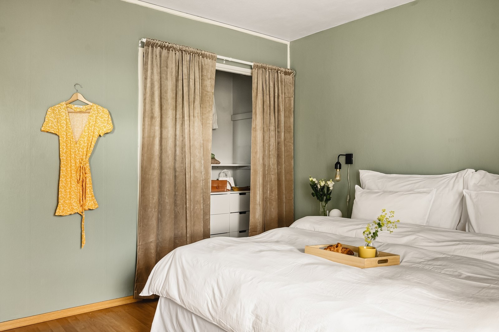 Praktisk garderobeløsning på hovedsoverommet Galleribilde