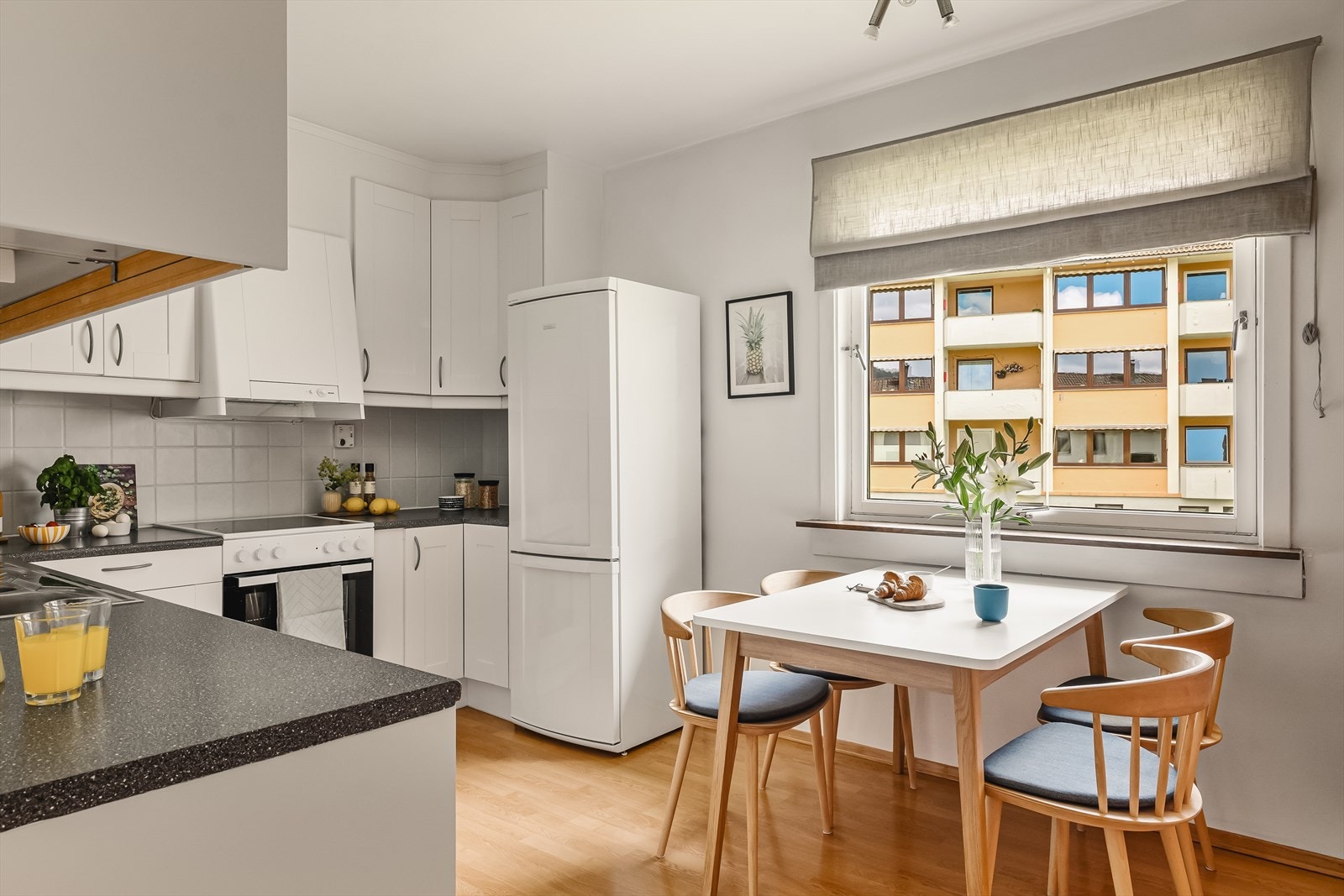 Frittstående hvitevarer og opplegg for oppvaskmaskin Galleribilde