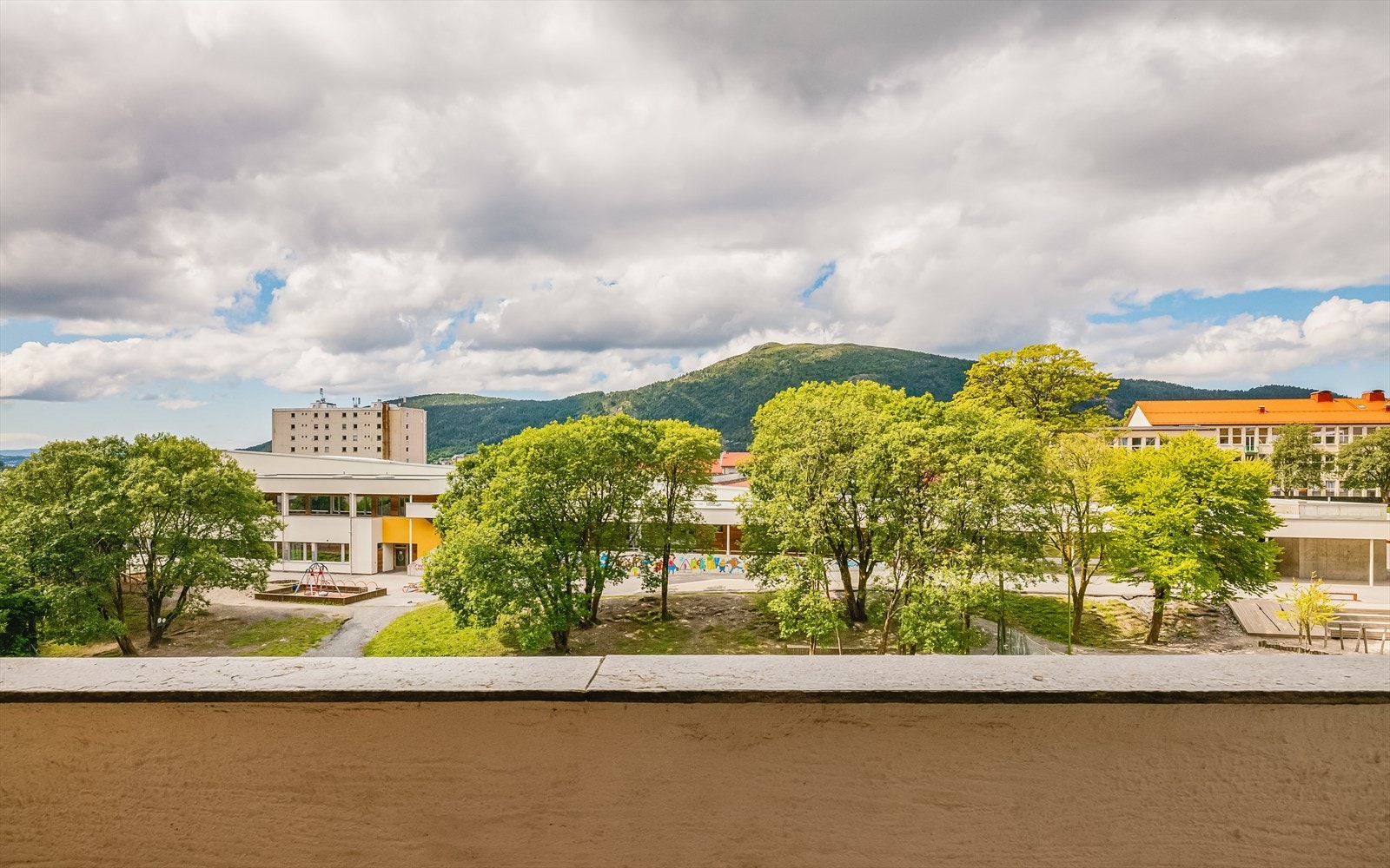 Vestvendt beliggenhet med fine sol- og utsiktsforhold Galleribilde