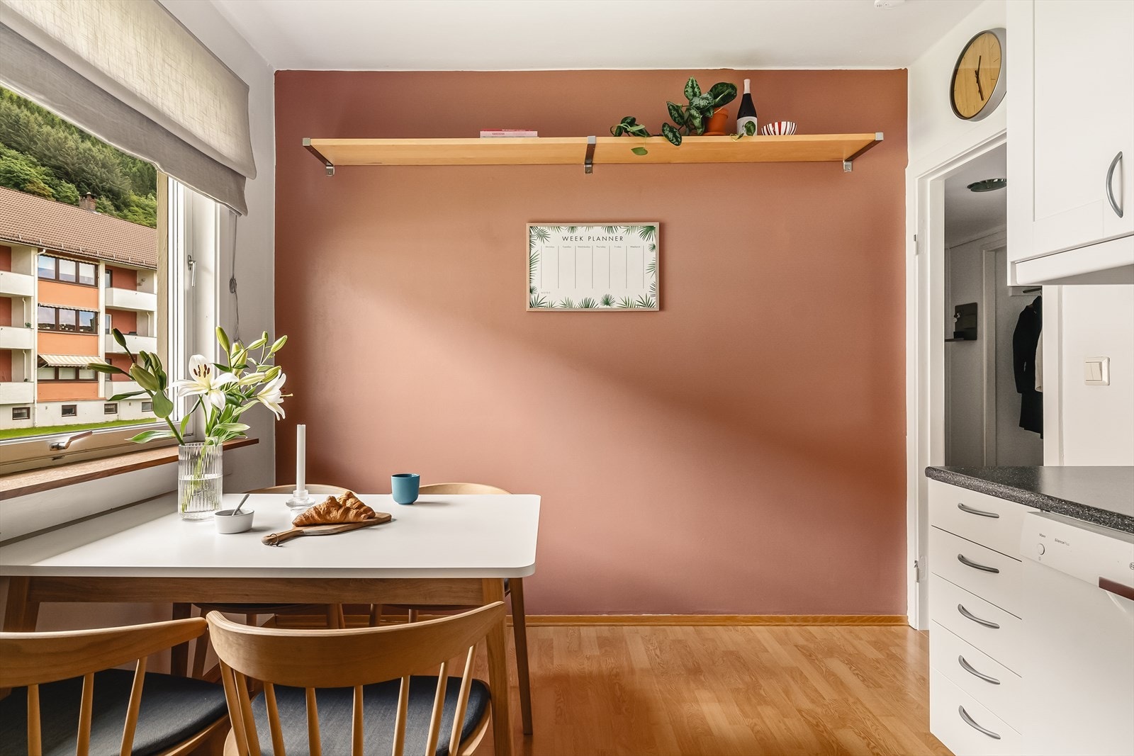 Det er plass til en liten spisegruppe på kjøkkenet Galleribilde