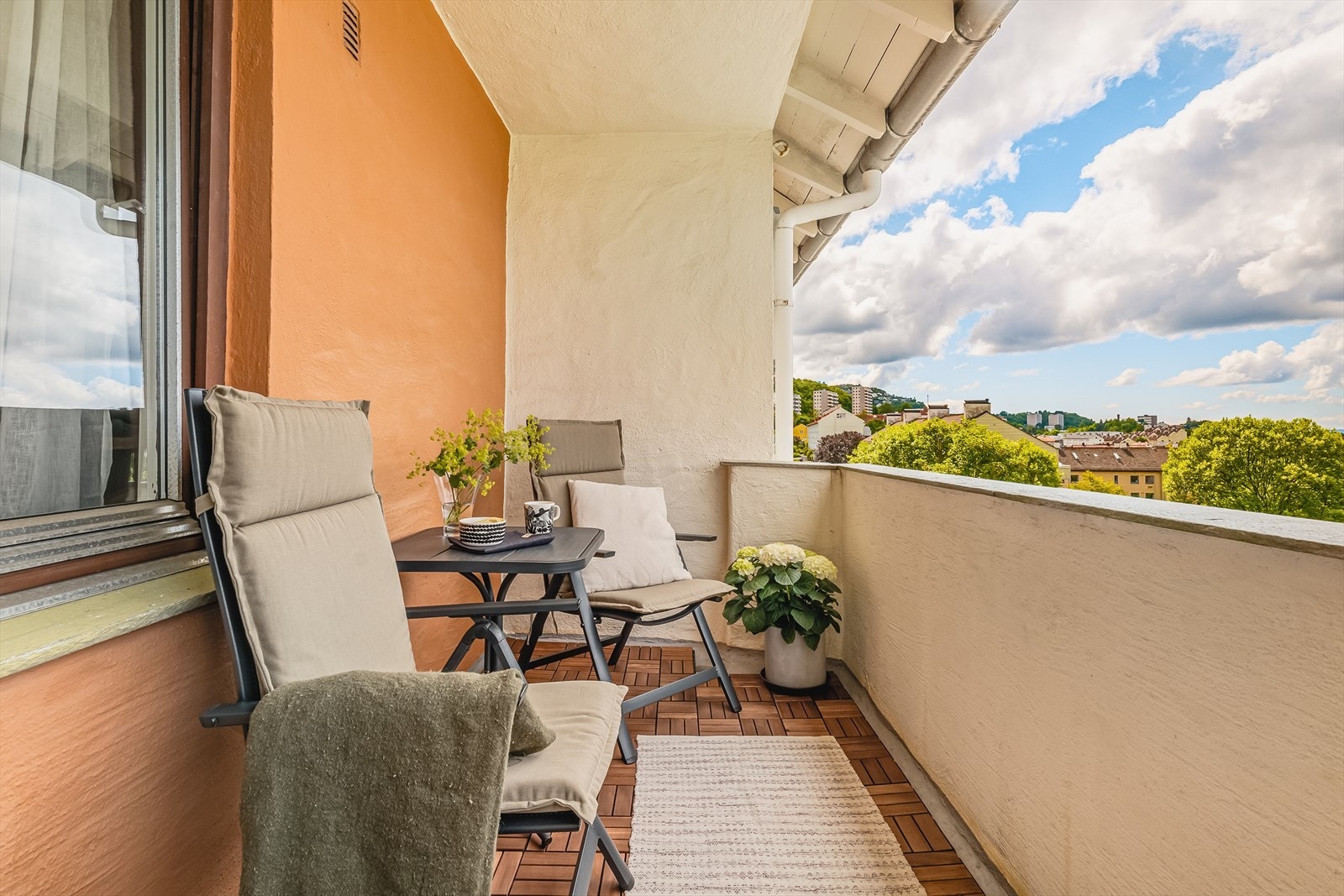 Fra stue er det utgang til overbygget balkong Galleribilde