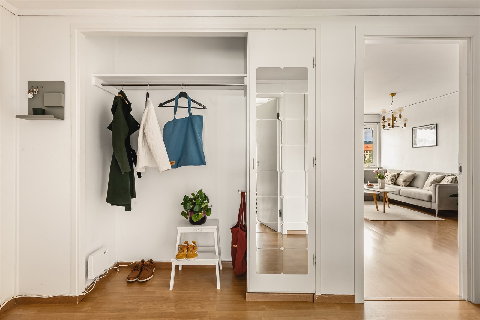 I leilighetens entré er det god plass til å henge av seg yttertøy og sette fra seg sko. For ytterligere oppbevaring disponerer leiligheten totalt tre eksterne boder - en på loftet og to i kjeller. Galleribilde