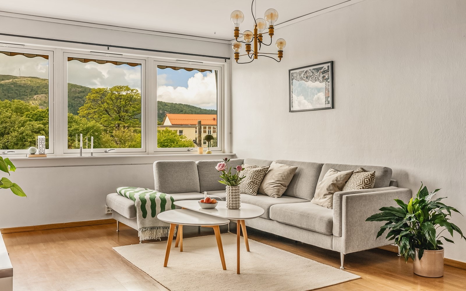 Det er godt med naturlig lysinnslipp fra store vindusflater i rommet Galleribilde