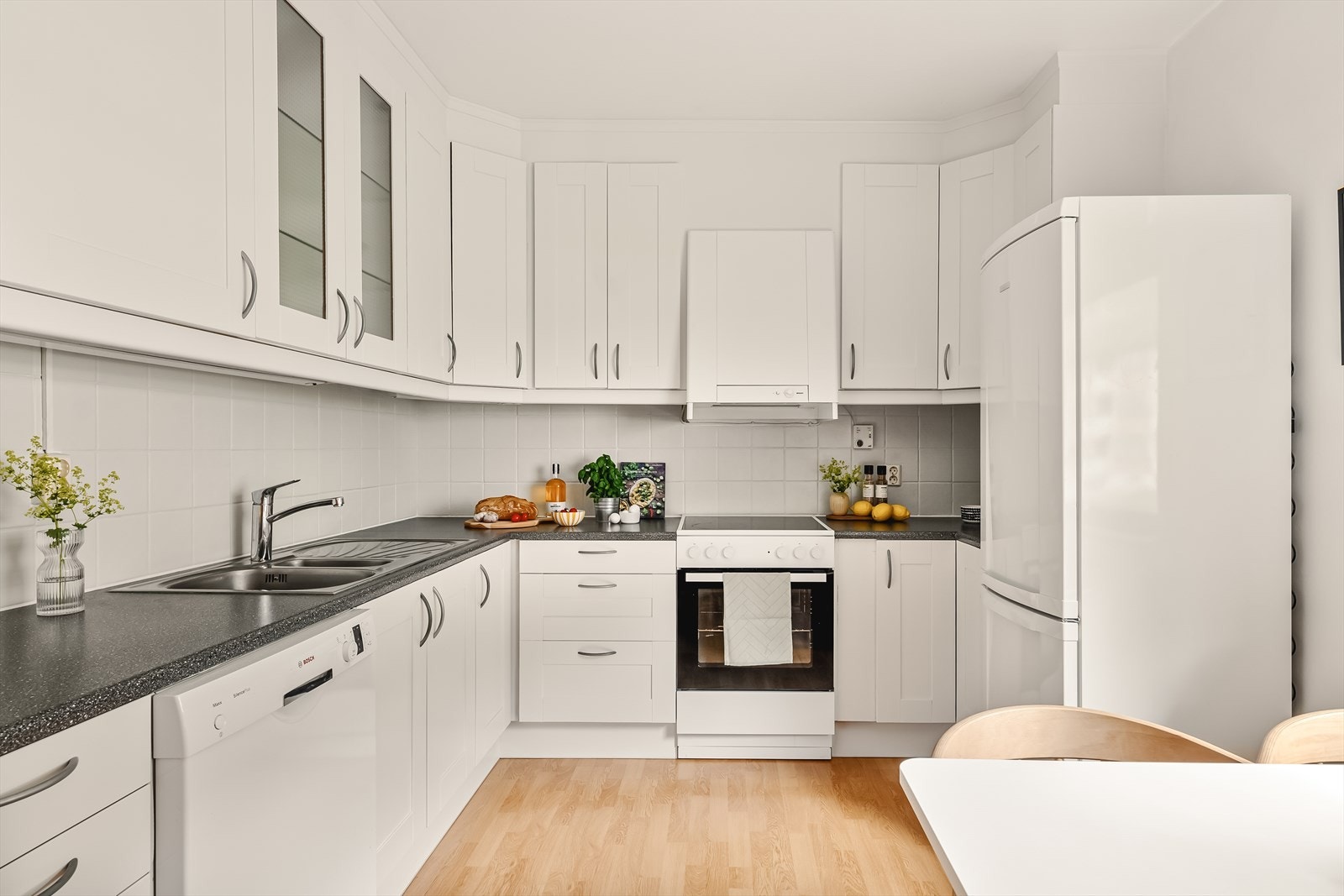 Kjøkkenet er utstyrt med innredning med profilerte fronter, laminat benkeplate, stål oppvaskkum og ventilator Galleribilde