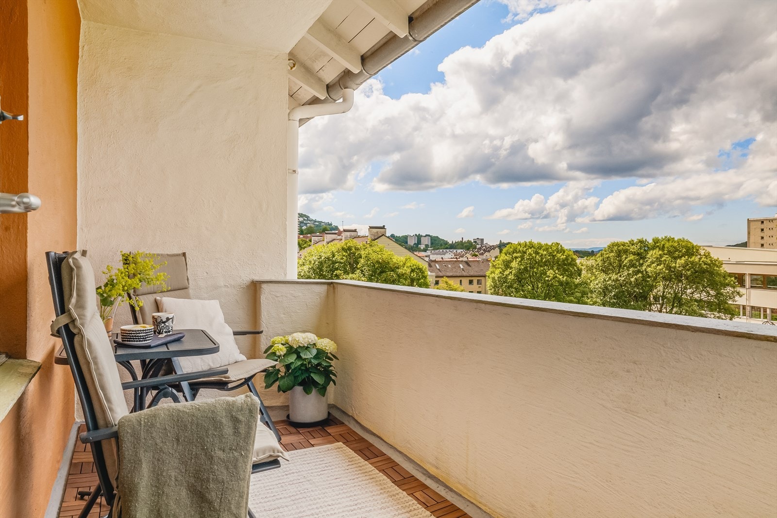 Leiligheten har en solrik balkong på 6 m² Galleribilde