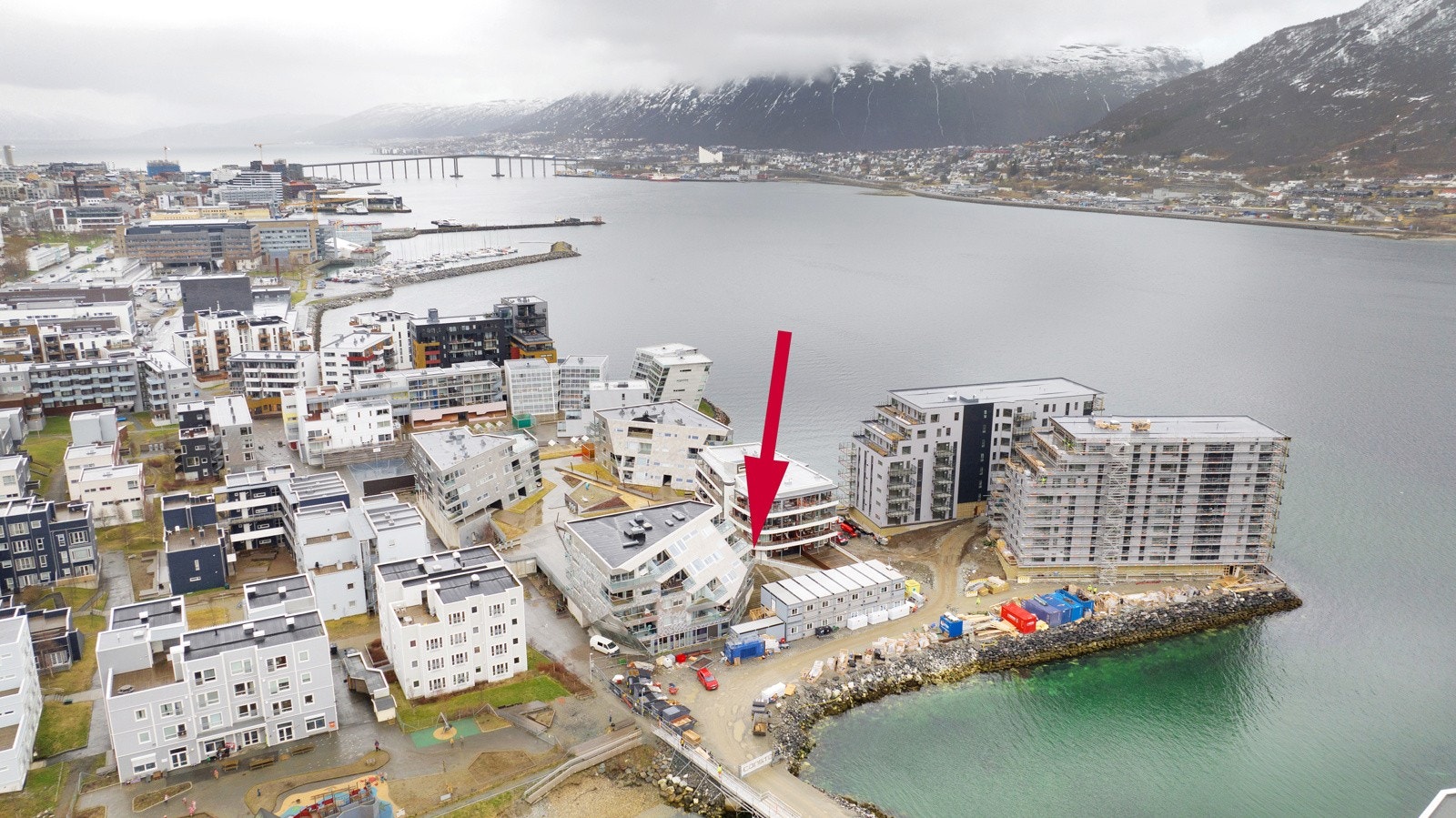 Kort avstand til nærmeste bussholdeplass, dagligvare og kulturelle aktiviteter som sentrum har å tilby. Galleribilde