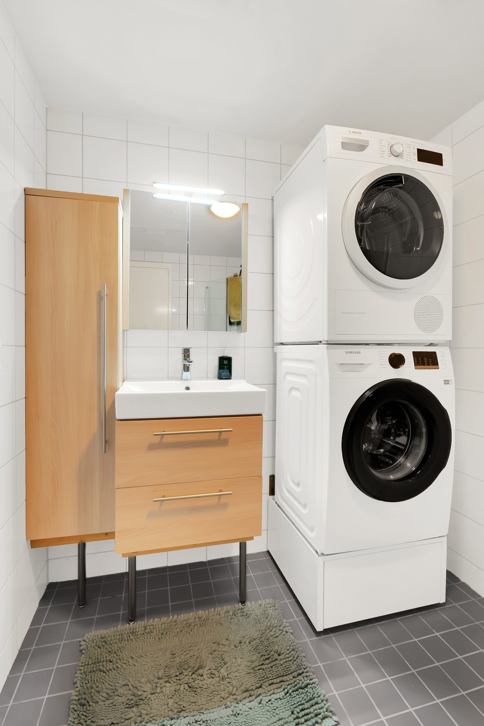 Servant med oppbevaringsmuligheter i skap og skuffer. Galleribilde