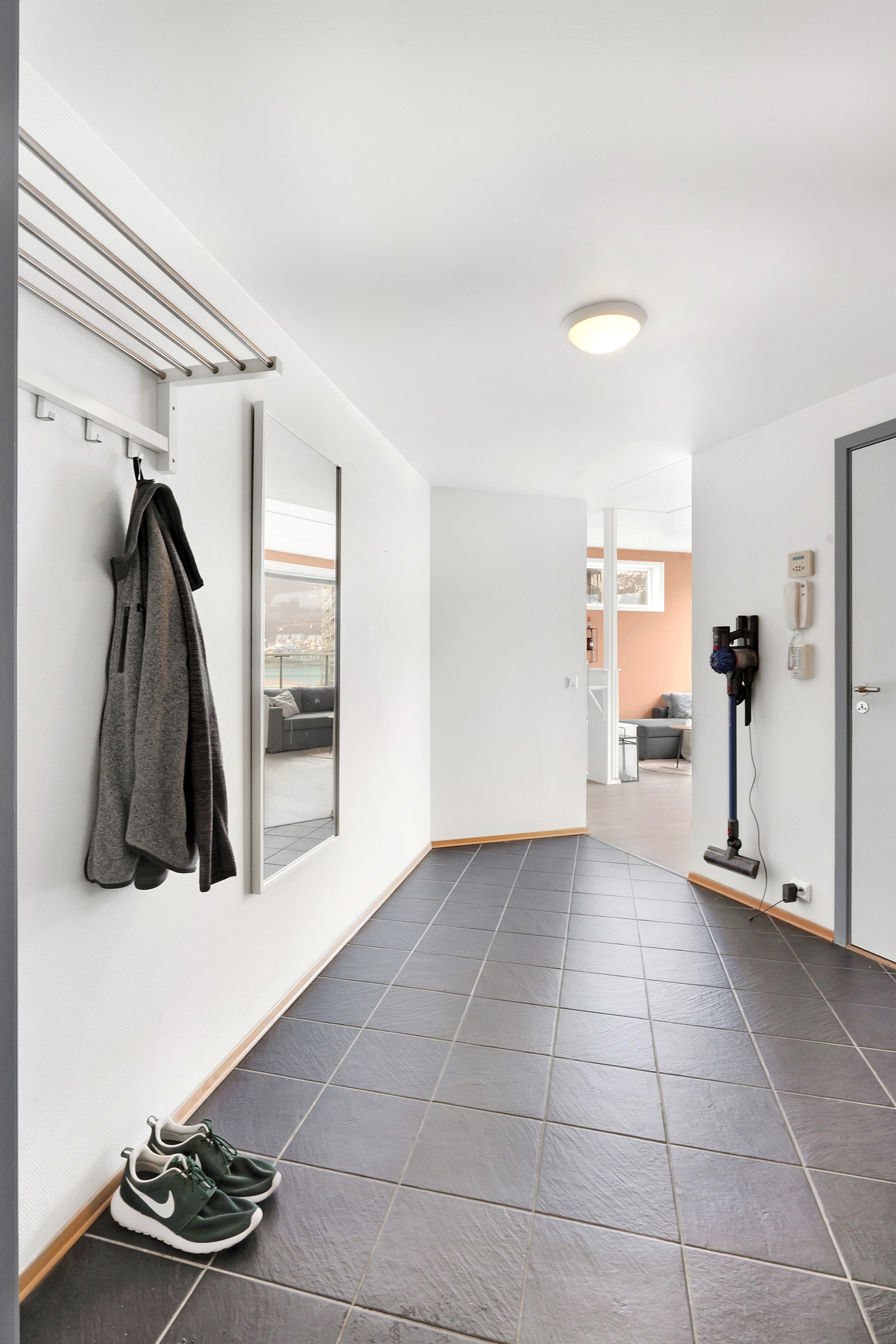 Innbydende gang med god plass og gulvvarme. Galleribilde