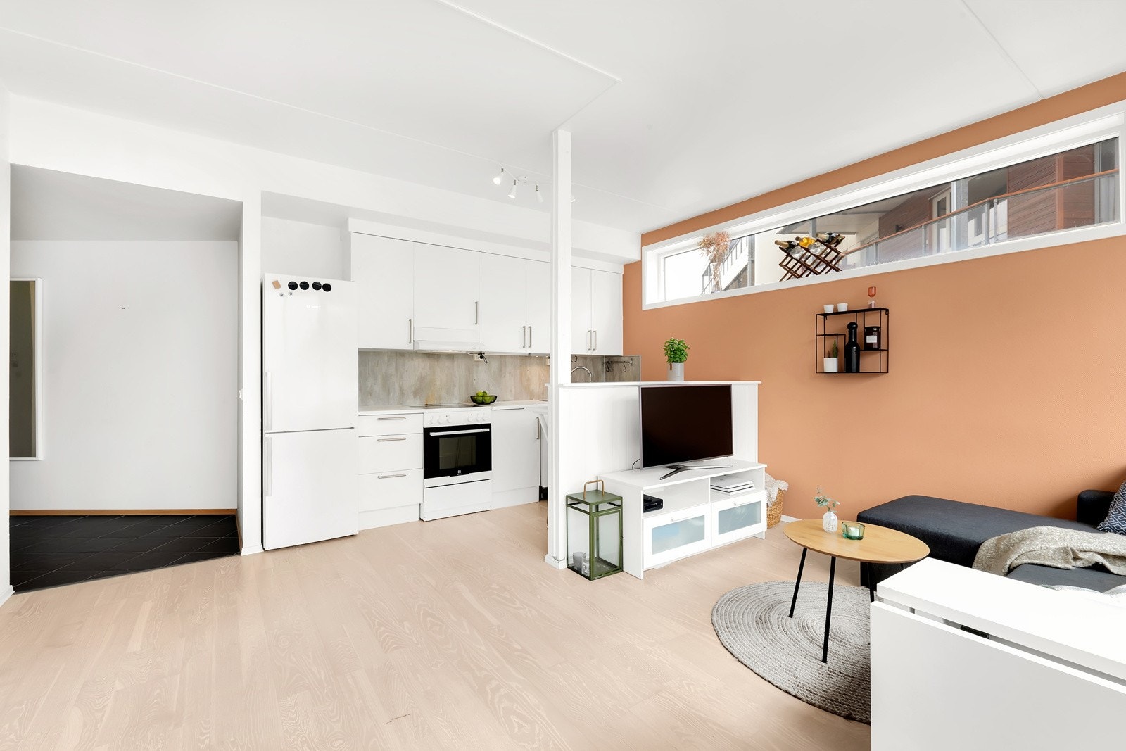 Moderne kjøkken med lyse fronter. Benkeplate av laminat, blandebatteri og kitchenboard byttet av selger rundt 2017. Galleribilde