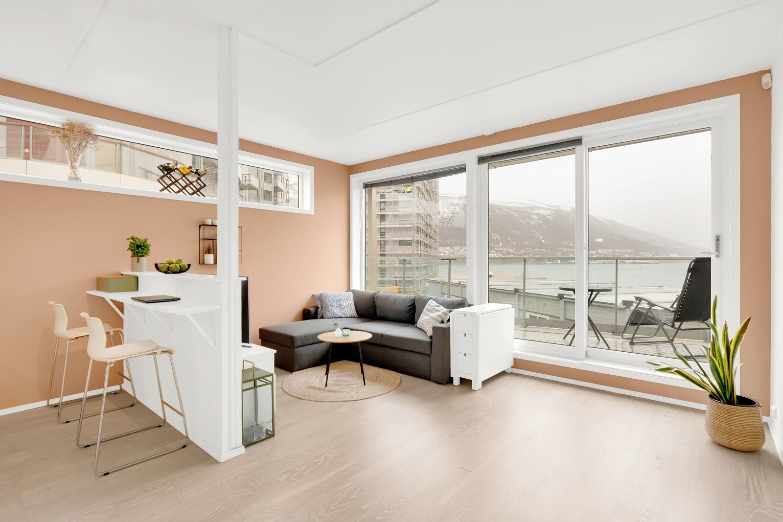 Stue med store vindusflater som slipper inn rikelig med dagslys. Galleribilde