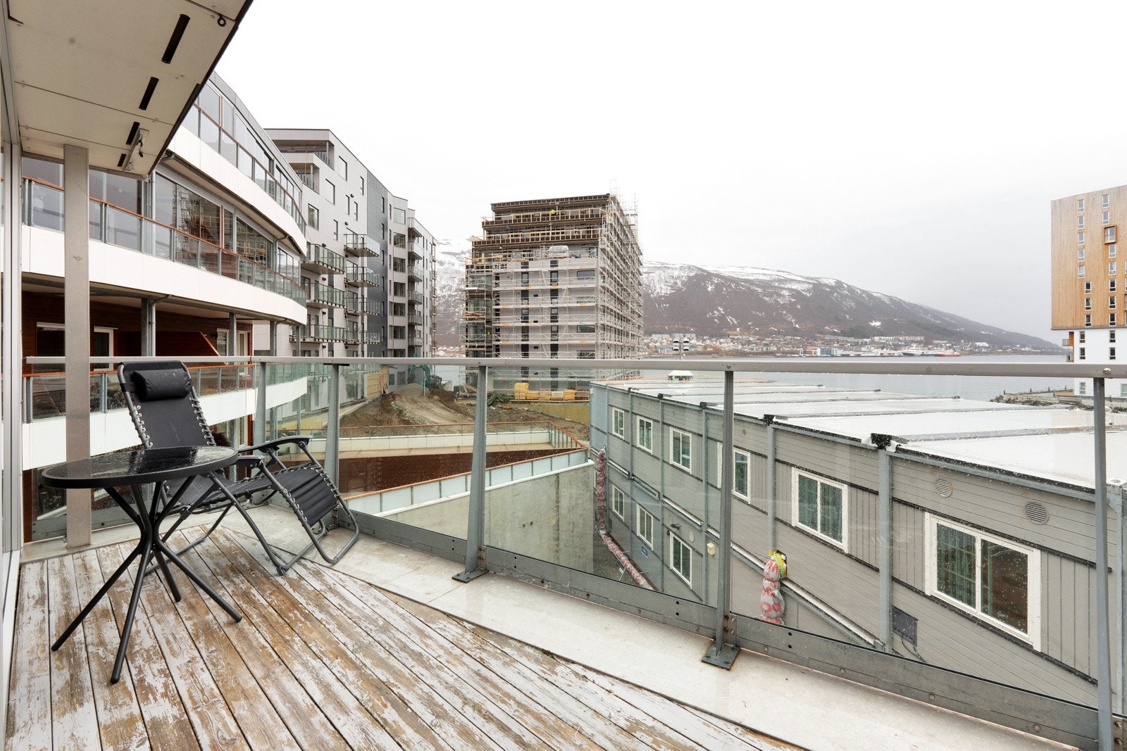 Flott balkong for solfylte dager. Her er det plass til stoler og bord. Galleribilde