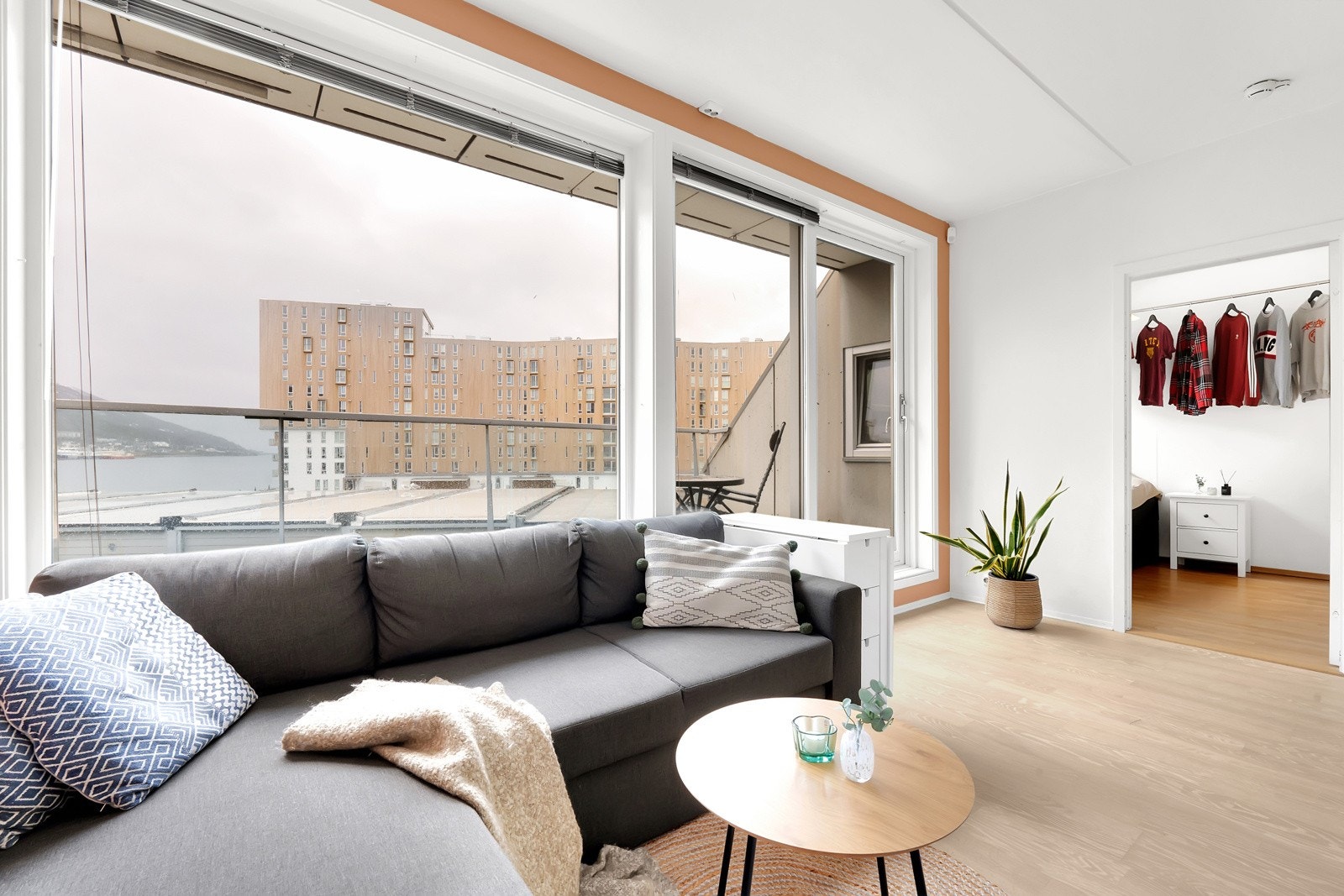 Fra stuen er det utgang til en herlig balkong. Galleribilde
