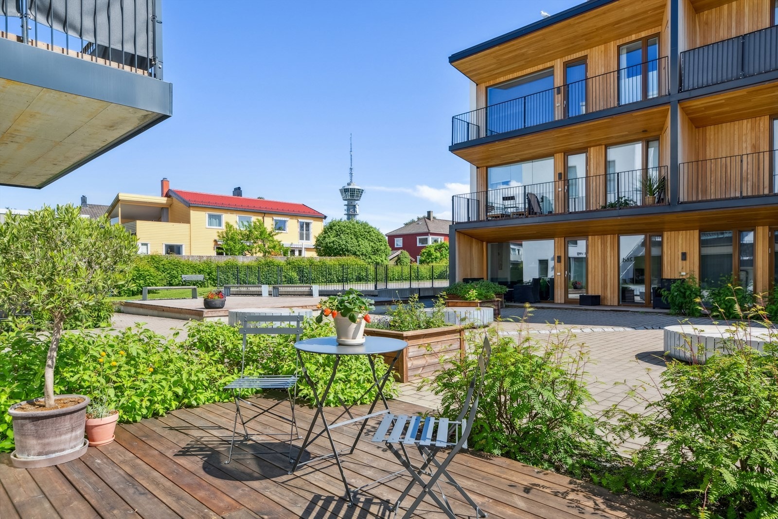 Utenfor stuen har leiligheten en herlig markterrasse på ca. 19 kvm, med fint utsyn mot Tyholttårnet. Galleribilde