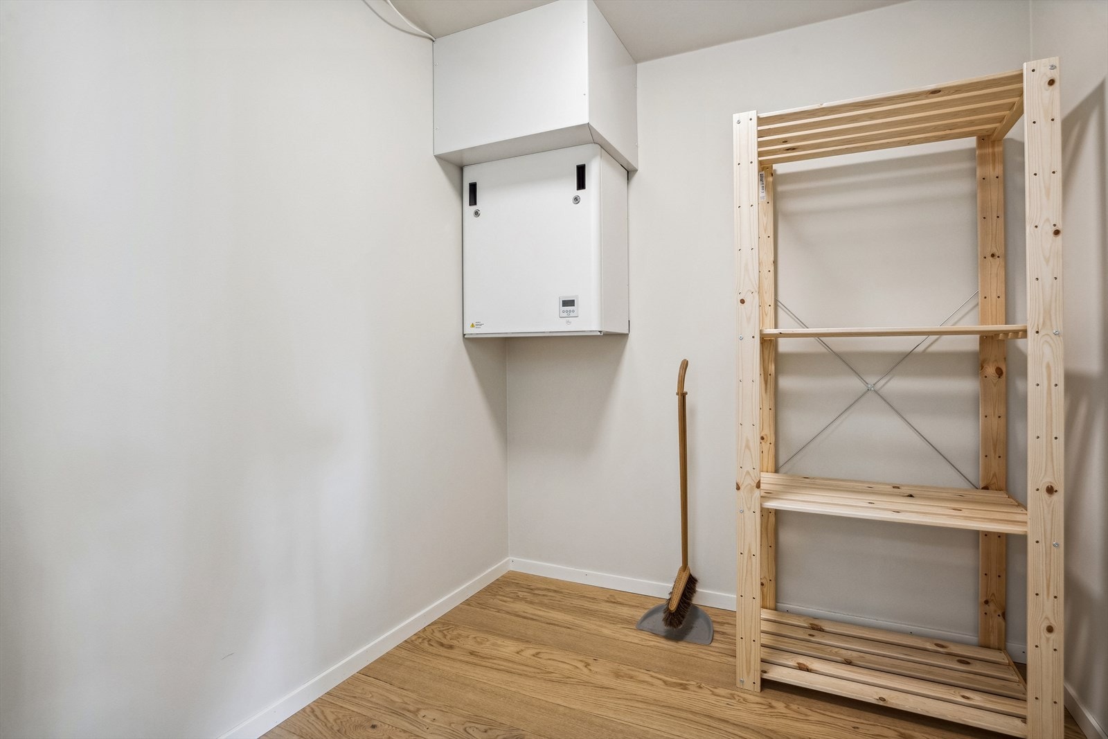 Det er god lagringsplass i både innvendig bod på ca. 4 kvm, samt en bod i kjelleretasjen på ca. 5 kvm. Galleribilde