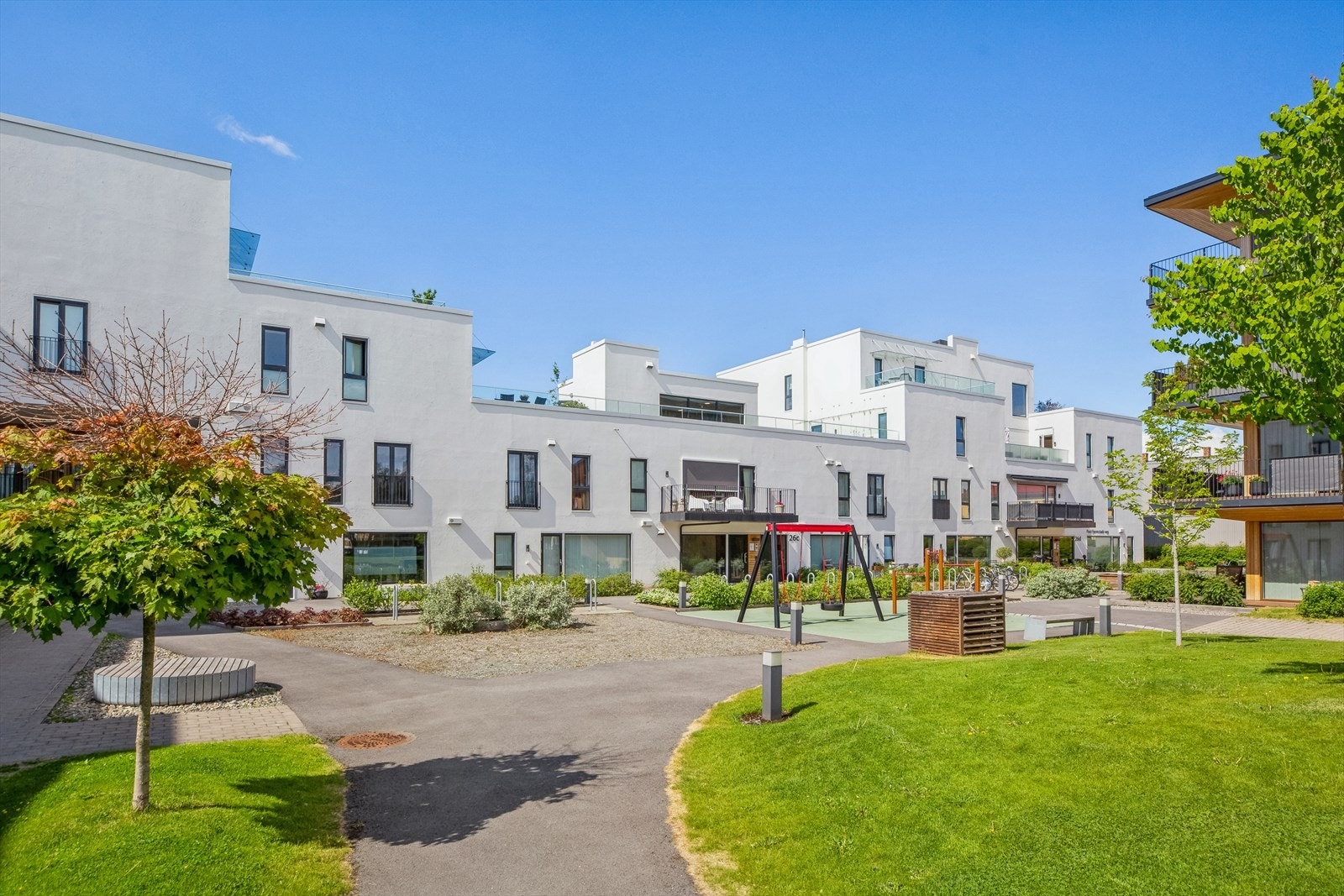 Rundt byggene er det et flott fellesområde med grøntarealer, gangveier og stemningsfull belysning. Galleribilde