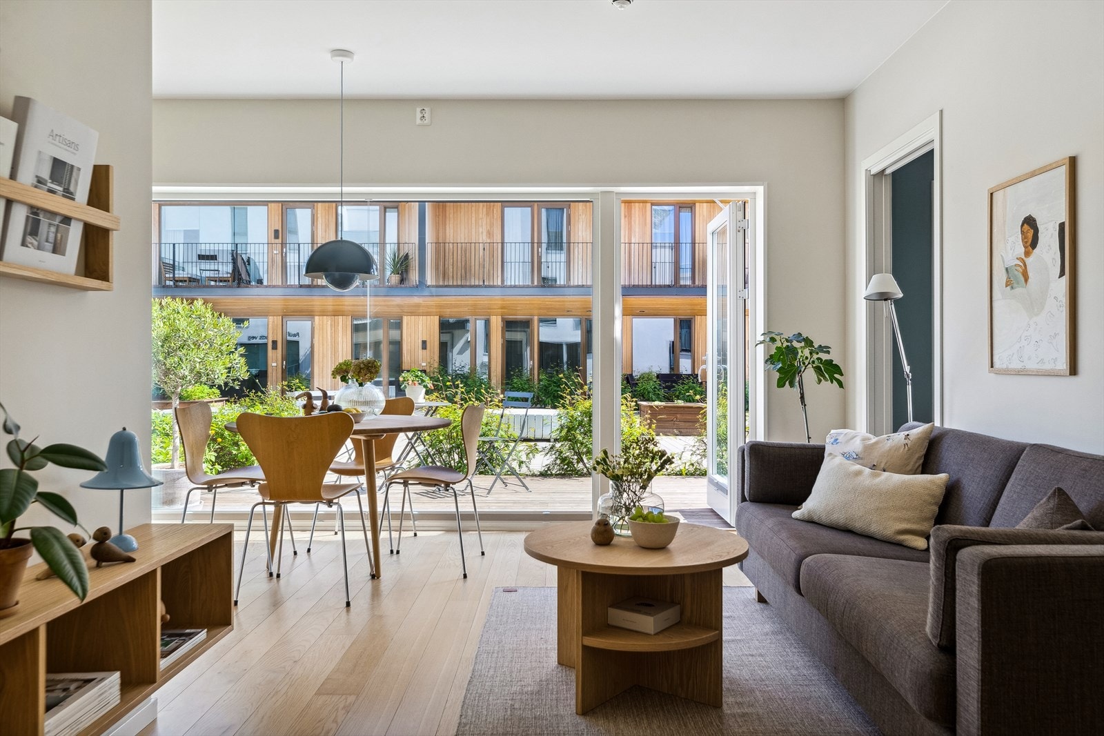 En stor vindusflate i front slipper inn rikelig med naturlig lys til stuen. Galleribilde