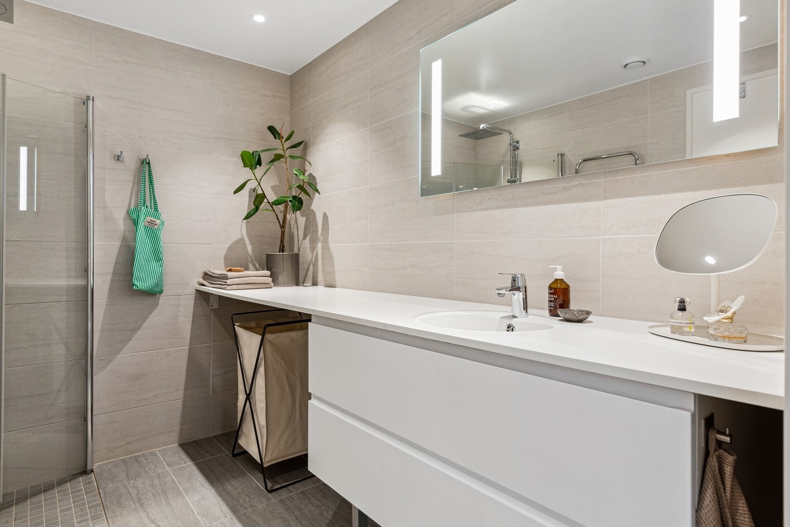 Innredningen er praktisk, med stor benk og god oppbevaringsplass i hvite skuffer. Det er både plass og opplegg for vaskemaskin og tørketrommel. Galleribilde