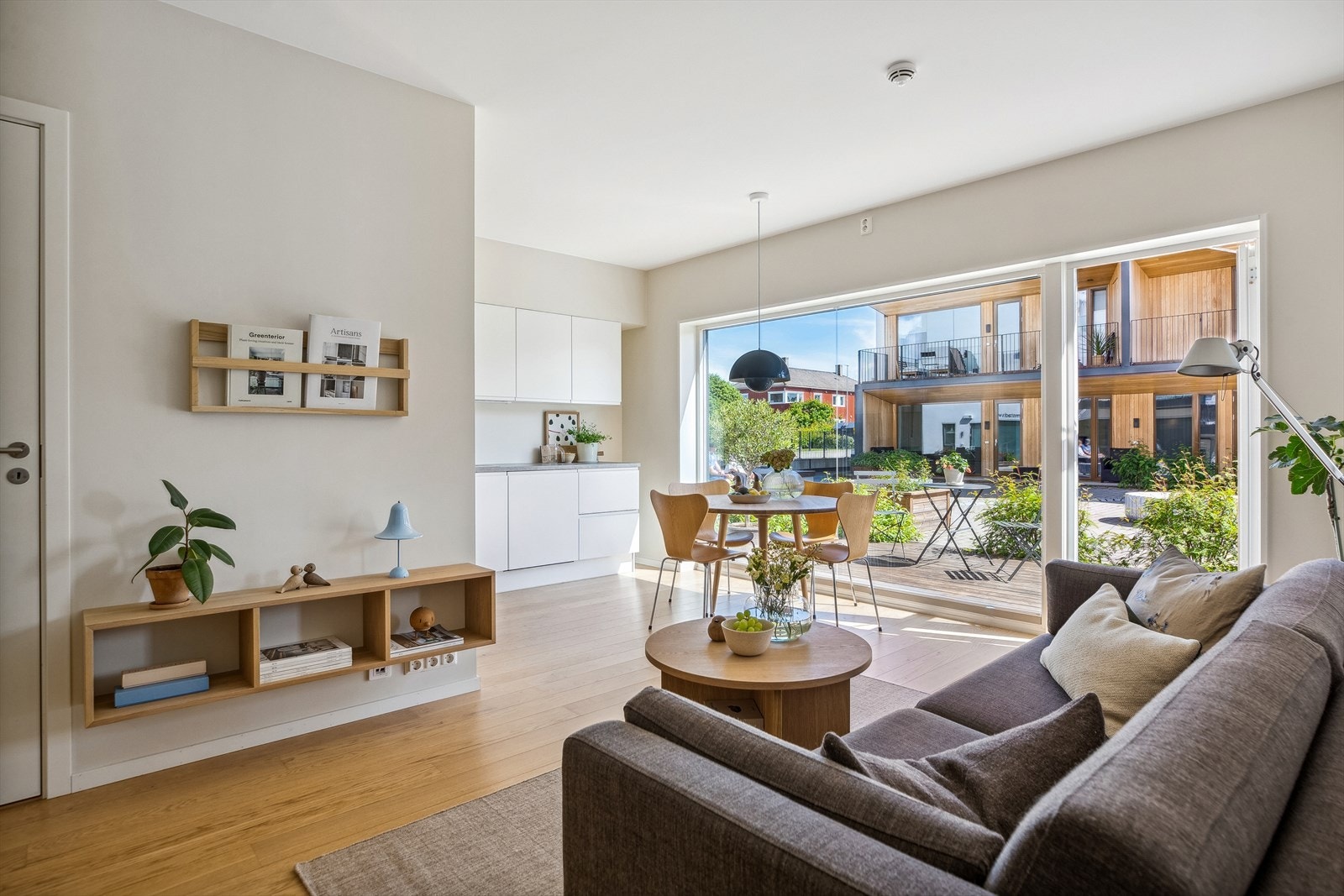 Oppvarming av stue, kjøkken og entré skjer via vannbåren gulvvarme tilknyttet fjernvarme. Galleribilde