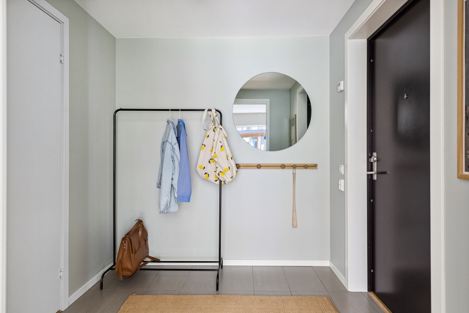 Man ønskes velkommen av en innbydende entré med flislagt gulv. Galleribilde