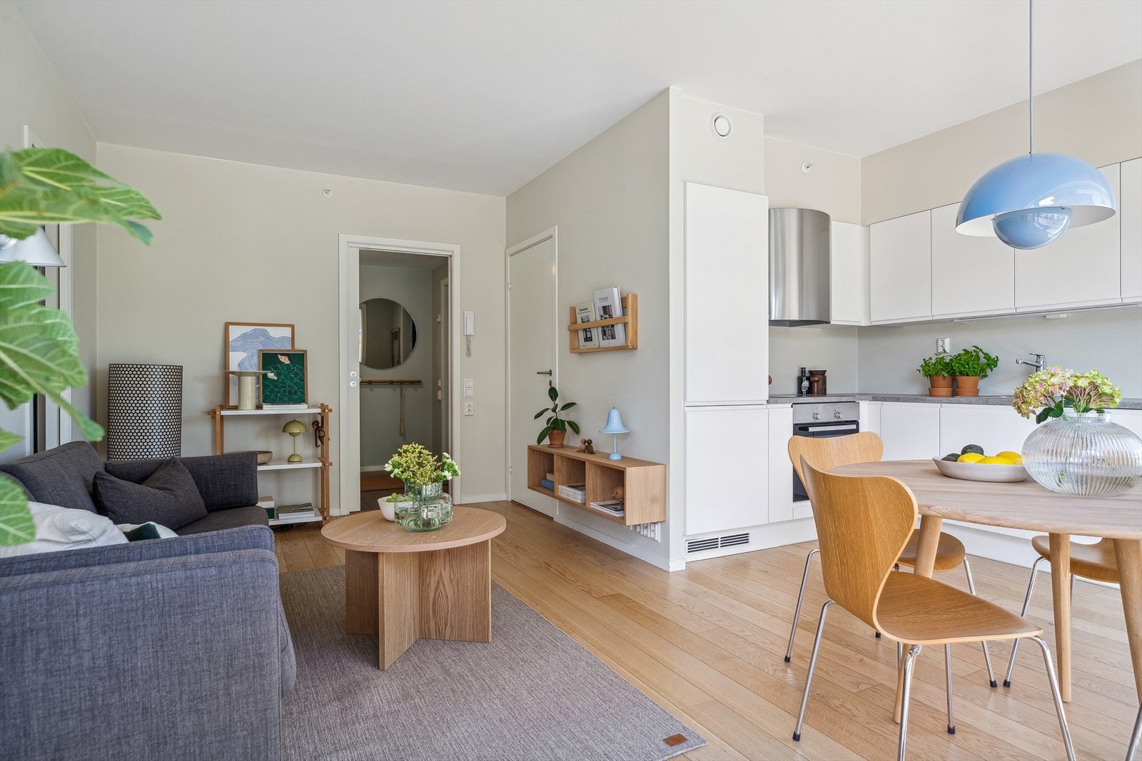 Kjøkkenet er utstyrt med integrerte hvitevarer, bestående av platetopp, stekeovn, oppvaskmaskin og kombinert kjøl/frys. Galleribilde