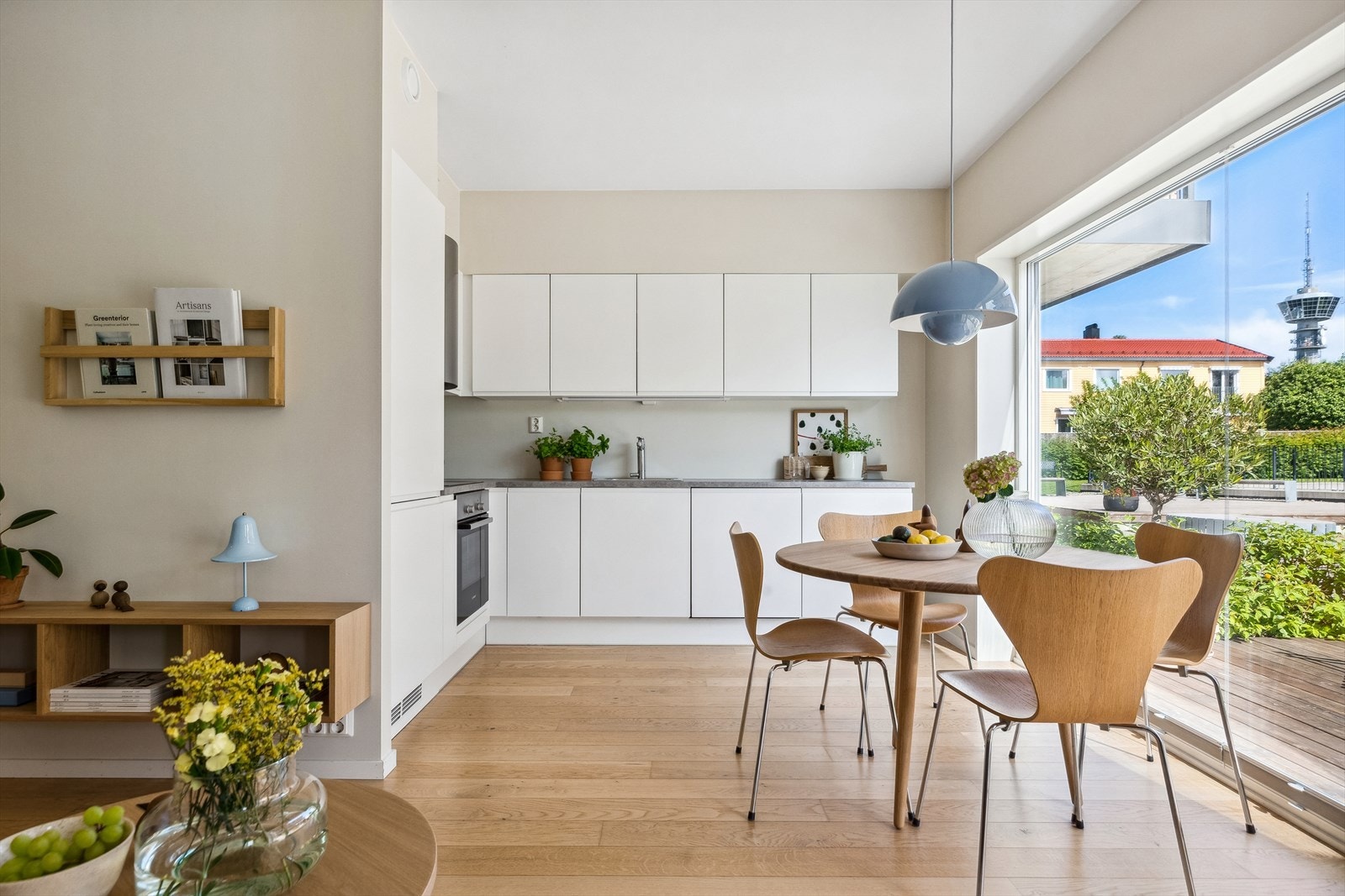 Kjøkkenet har moderne innredning, oppført i en funksjonell L-form med god arbeidsflyt og skapplass. Galleribilde