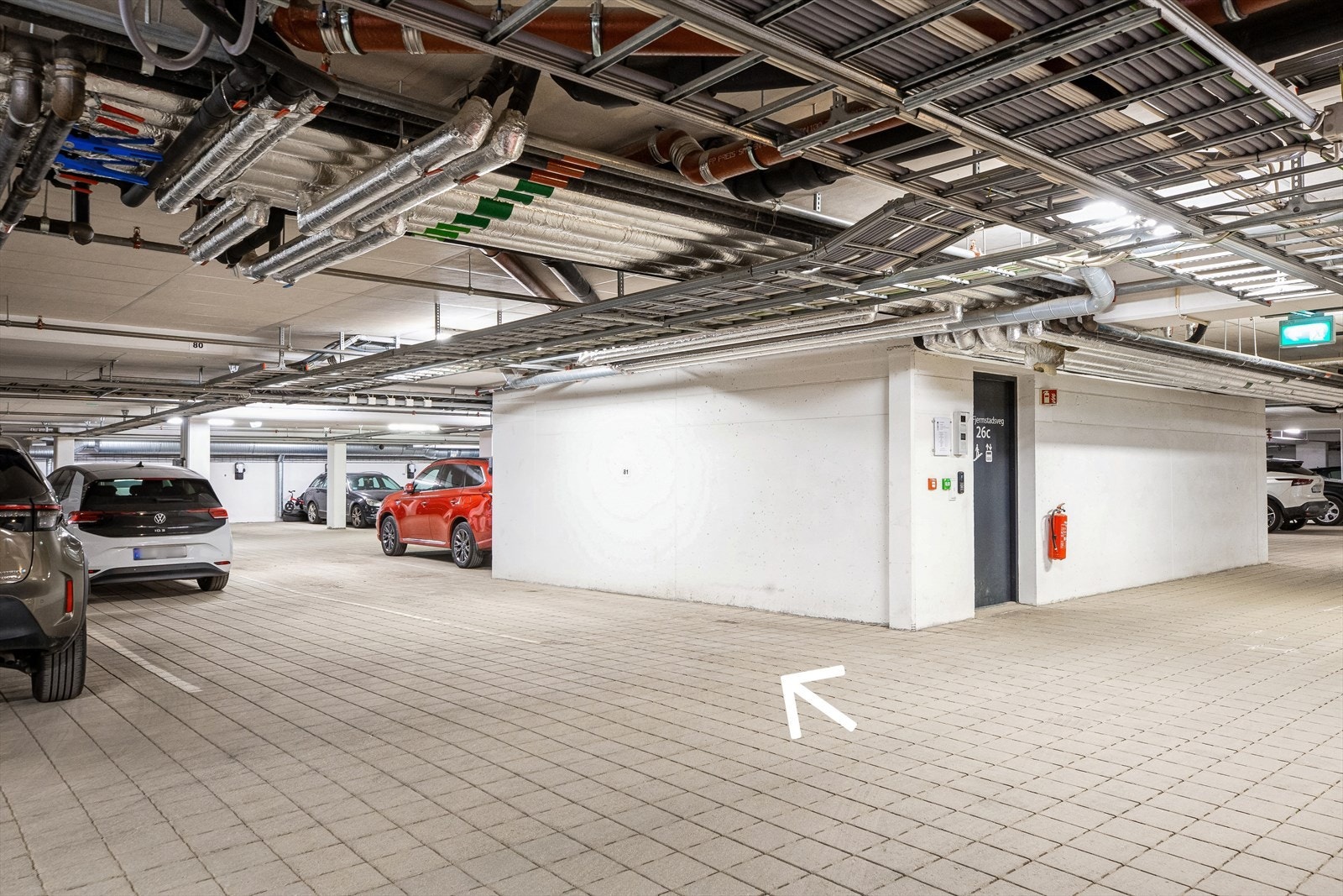 Det medfølger en fast parkeringsplass i oppvarmet parkeringskjeller. Det er klargjort slik at det er mulig å montere elbillader om ønskelig. Galleribilde