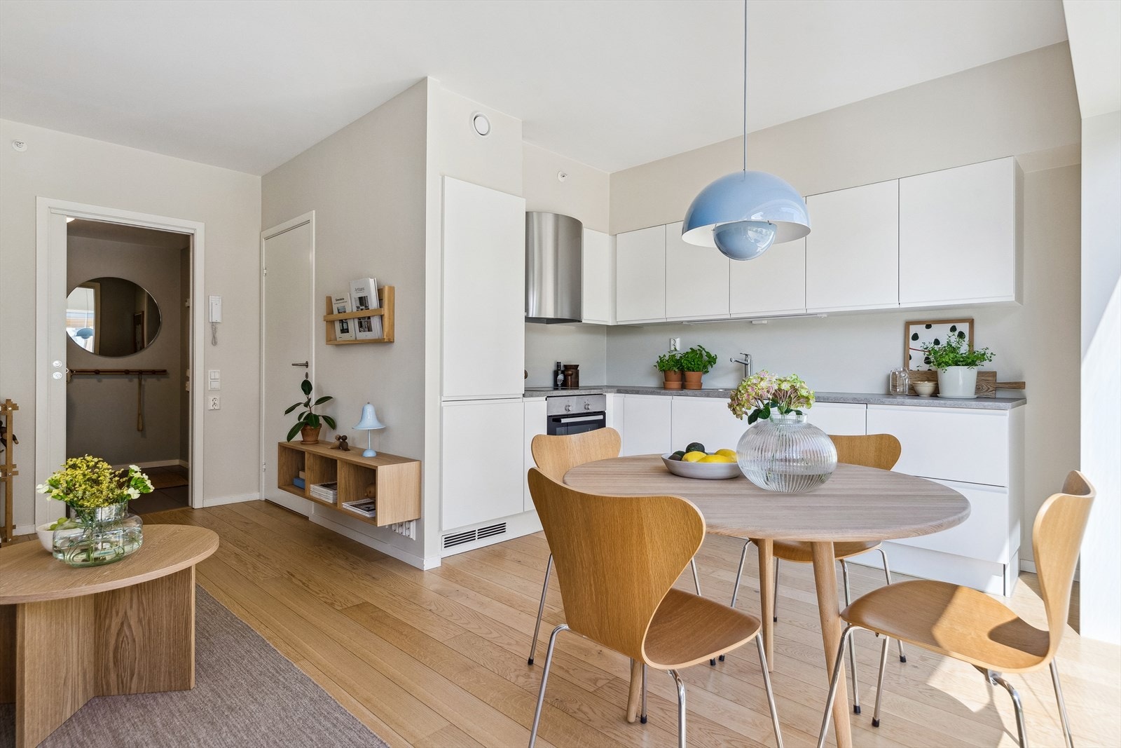 Innenfor entreen utgjør stuen og kjøkkenet et åpent og lekkert allrom med duse farger. Galleribilde