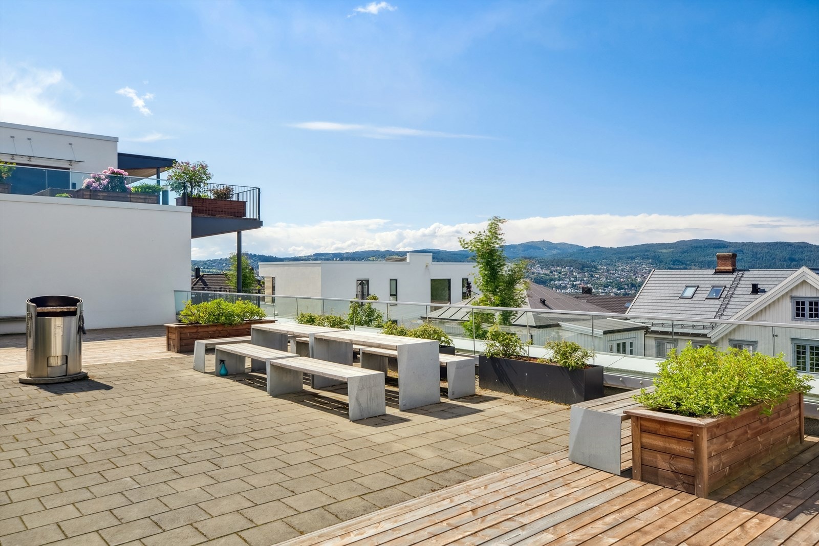En heistur unna leiligheten har du en steinlagt takterrasse med sittegruppe og grill, samt strålende utsikt utover mot Trondheim. Her er det sol fra soloppgang til solnedgang. Galleribilde