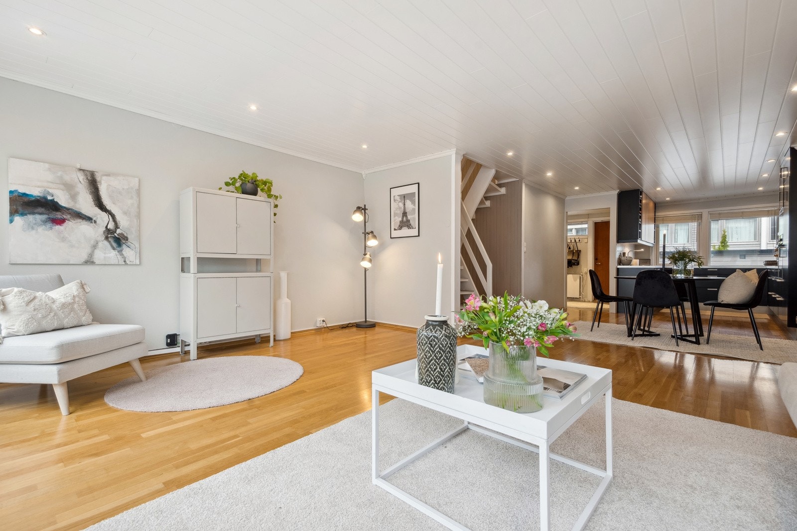 God plass til ulike møbelsoner på stuen pga dens store størrelse. Galleribilde