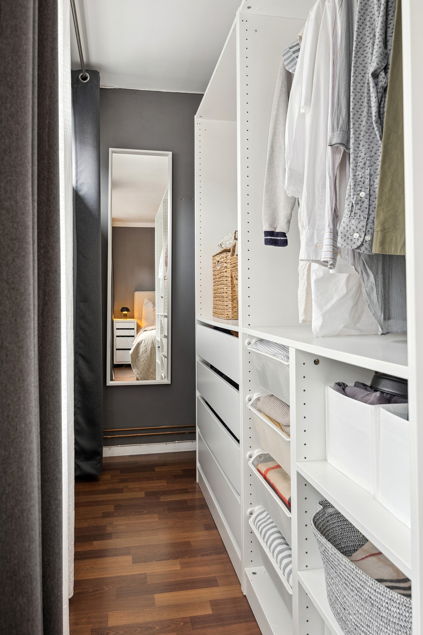 Soverommet har innlemmet en tidligere bod og innredet det som garderobe. Galleribilde