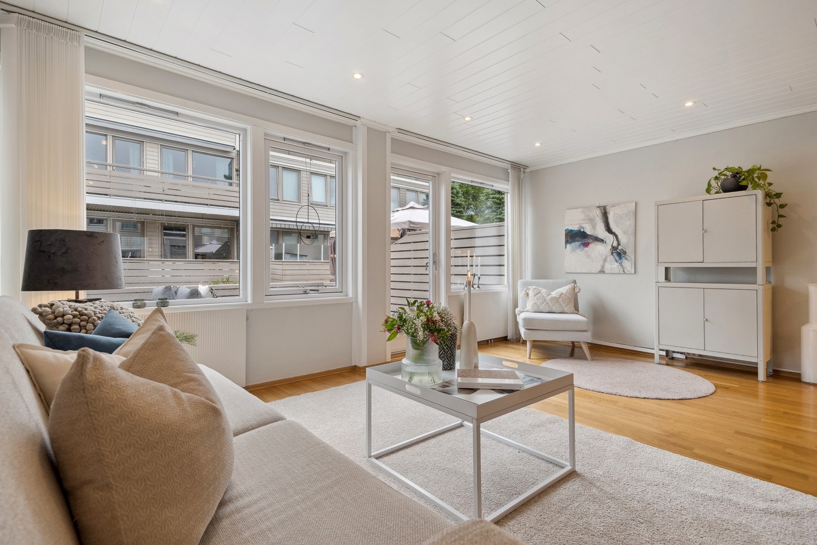 Stuen har store vindusflater som gir rikelig med naturlig innlys som igjen skaper en god atmosfære i rommet. Galleribilde