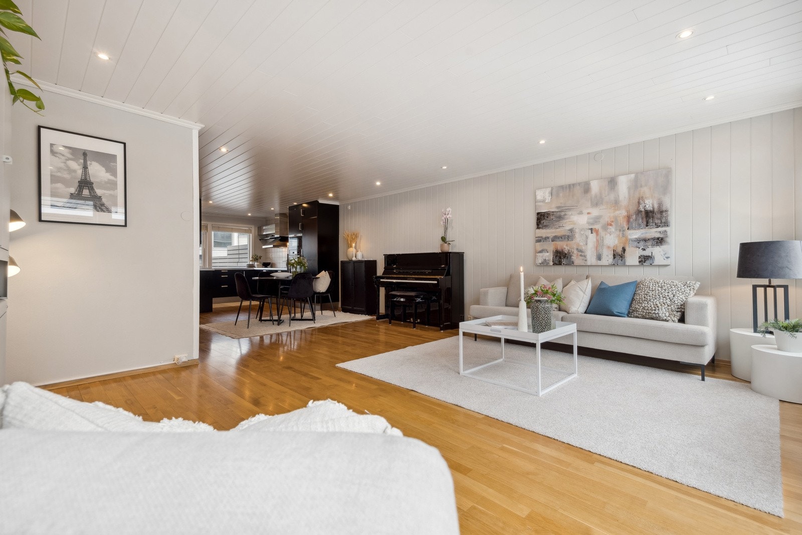 Stuen er lys og tiltalende. Downlights i tak og parkett på gulv. Galleribilde