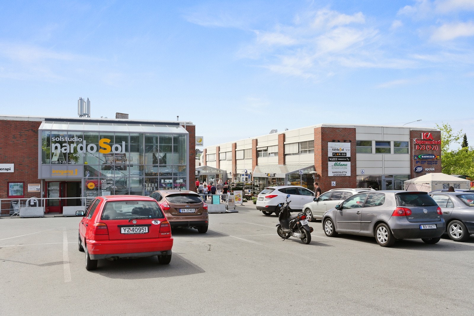 NardoCenteret ca. 8-10 minutters gange fra boligen. Her har man dagligvare, frisør, apotek, legesenter, blomsterbutikk, cafe og restaurant m.m. Galleribilde