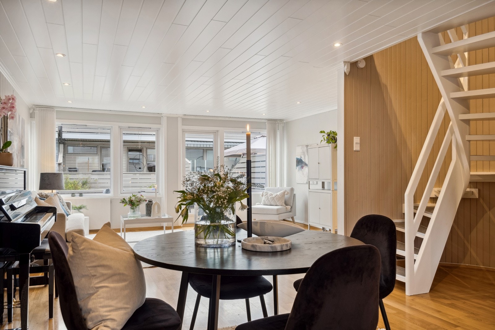 Den åpne løsningen mellom kjøkken og stue gir mye gjennomlys og en god opplevelse av arealet. Galleribilde