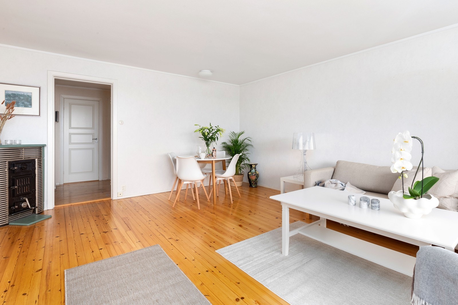 Stue har god plass til sofagruppe og et spisebord. Utgang til romslig innglasset balkong fra stue med plass til utemøblement. Galleribilde